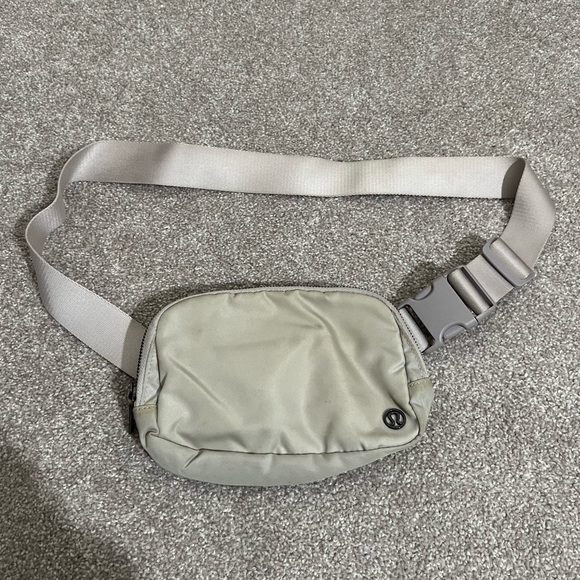 LULULEMON Silver Everywhere Belt Bag 1L - Picture 3 of 8